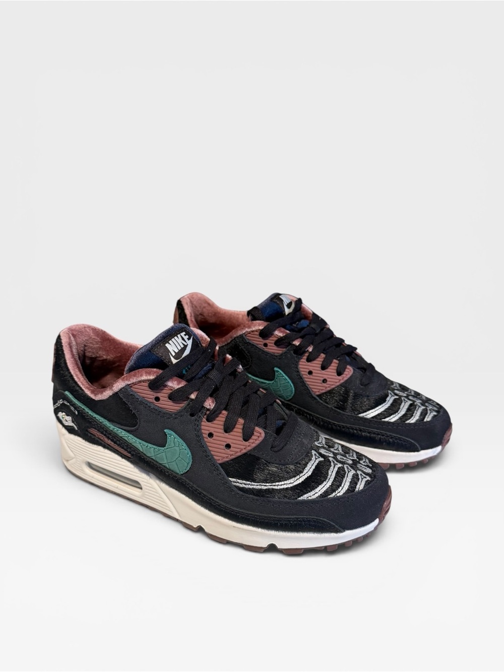 Nike Womens Air Max 90 Siempre Familia - Picture 2 of 5